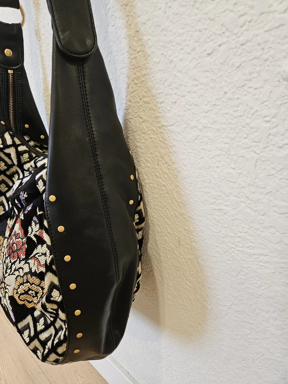 Maxx NY Vintage Floral Crest Tapestry Carpet Bag Hobo Purse Black Leather